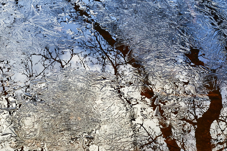 Ice and water mirror. Kavadi lake